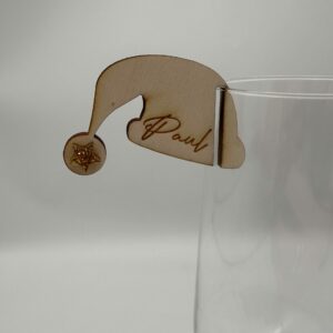 Porte-nom en bois en forme de bonnet, personnalisé avec le prénom "Paul" et une étoile dorée.