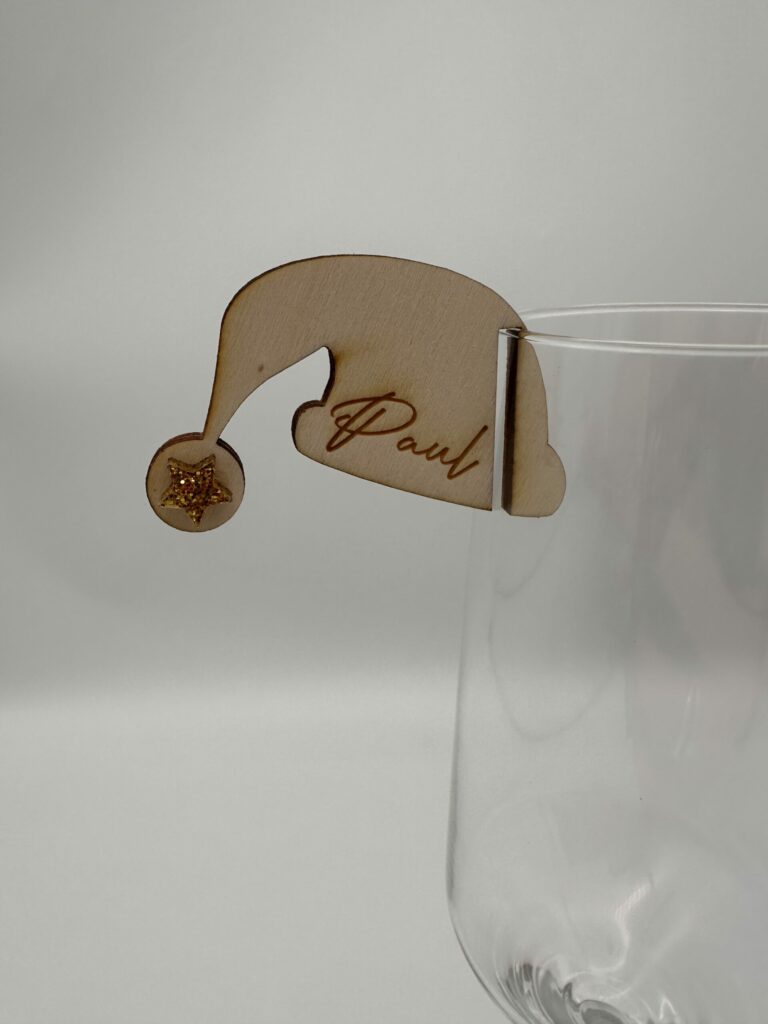 Porte-nom en bois en forme de bonnet, personnalisé avec le prénom "Paul" et une étoile dorée.