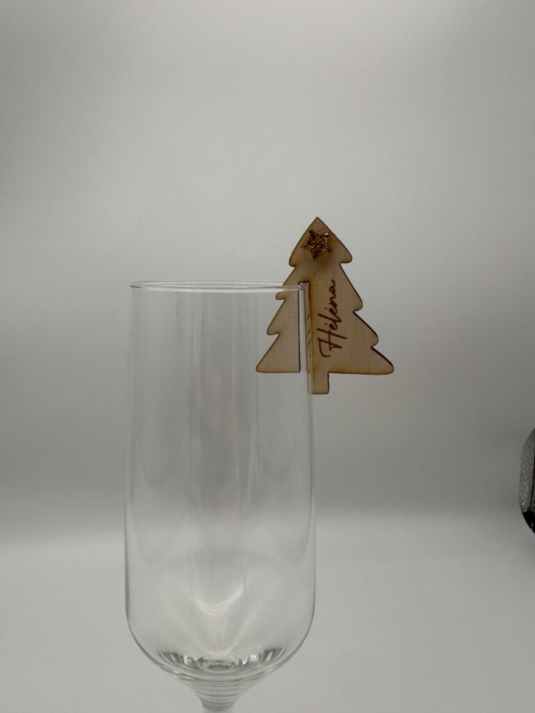 Verrerie à champagne avec marque-place en forme de sapin "Bonnet" pour décoration de table festive.